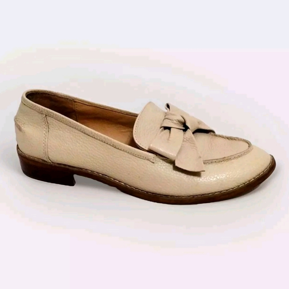 Very Volatile Bow Accent Leather Loafers Women’s Size 7 Chic Comfort Shoes